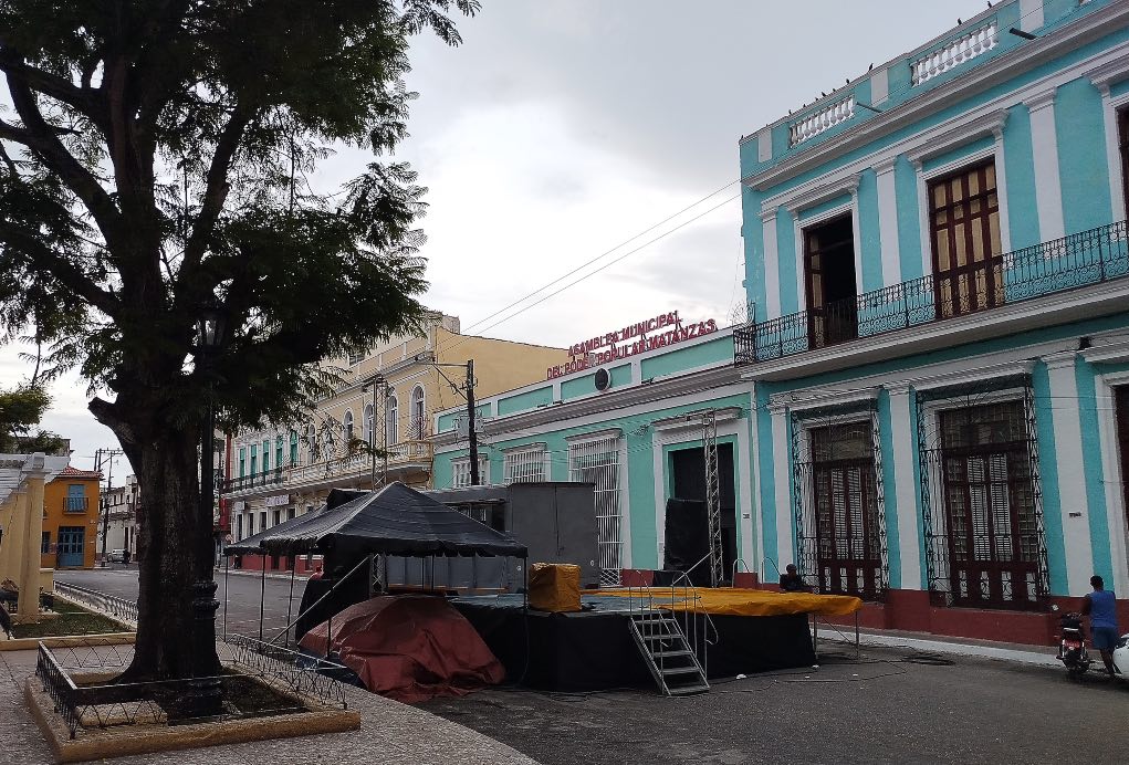 Un estrado frente a la Asamblea Provincial del Poder Popular. Matanzas, septiembre de 2026