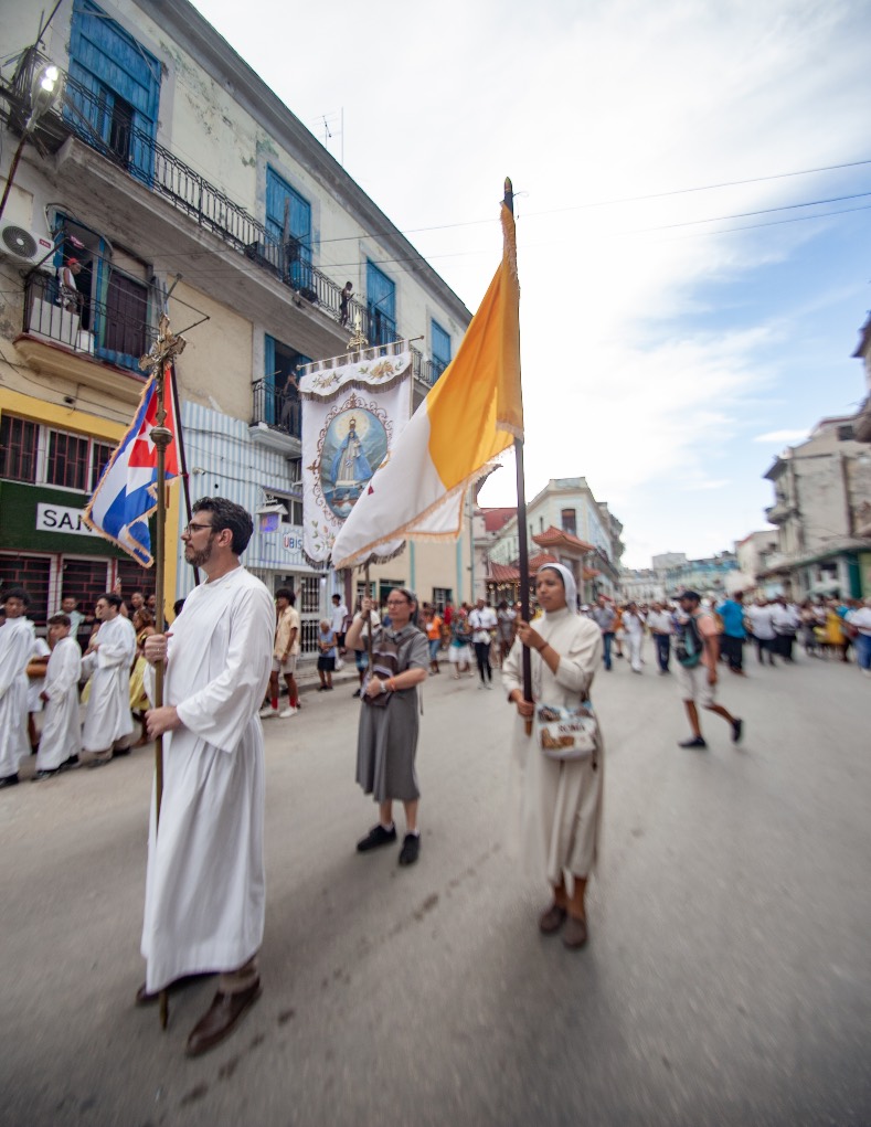 Insignias religiosas junto a la bandera cubana. Celebración de la Virgen de la Caridad del Cobre; La Habana, septiembre de 2026
