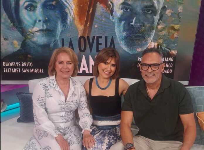 Los actores Dianelys Brito (izq.) y Rolando Tarajano (der.), también escritor y director de 'La oveja blanca', junto a la presentadora de televisión Daisy Ballmajó