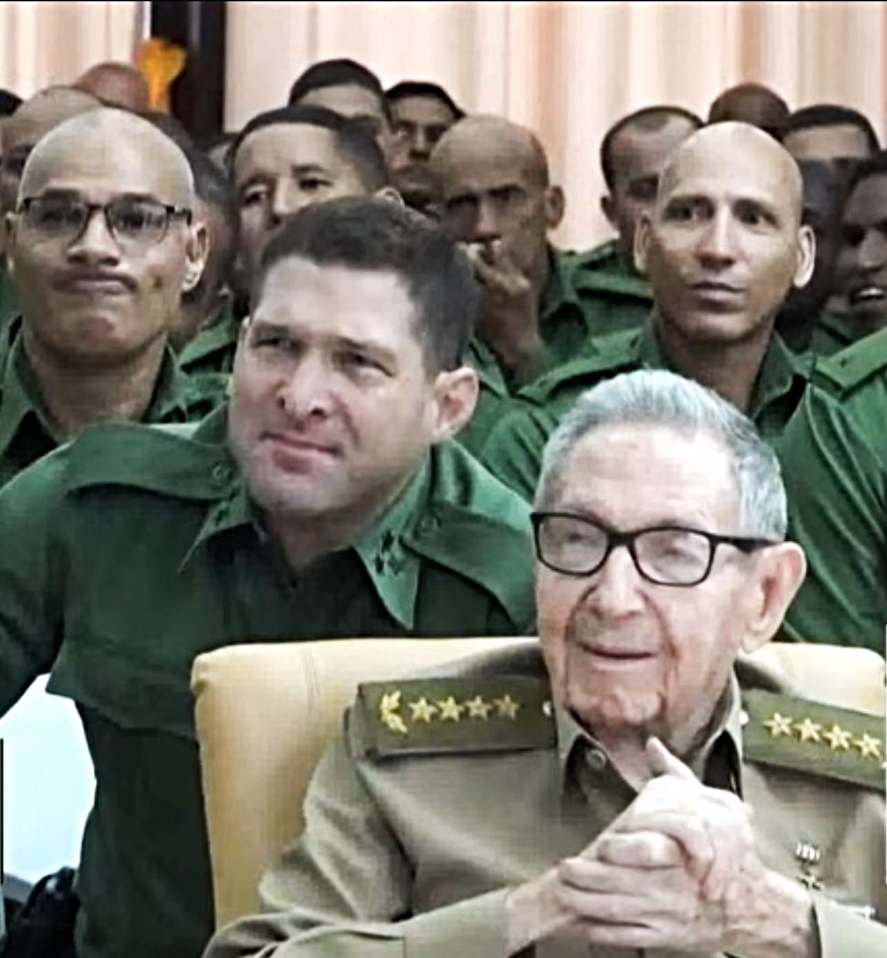 Raúl Castro (1931), custodiado por su nieto, Raúl Guillermo Rodriguez Castro, alias El Cangrejo