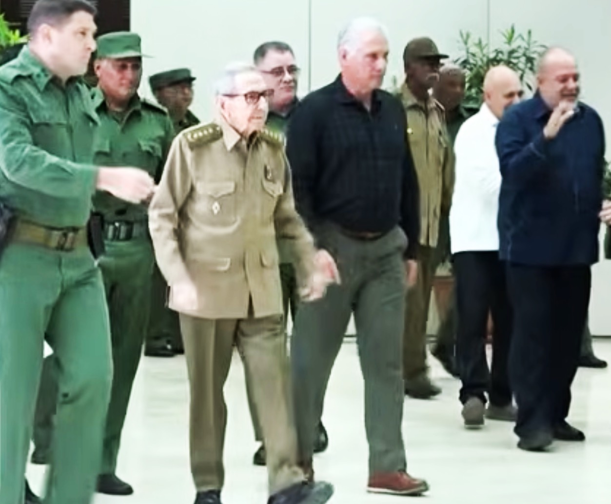 Raúl Castro (1931), camina junto a su nieto, Raúl Guillermo Rodriguez Castro, alias El Cangrejo, y por el presidente de Cuba, Miguel Díaz-Canel