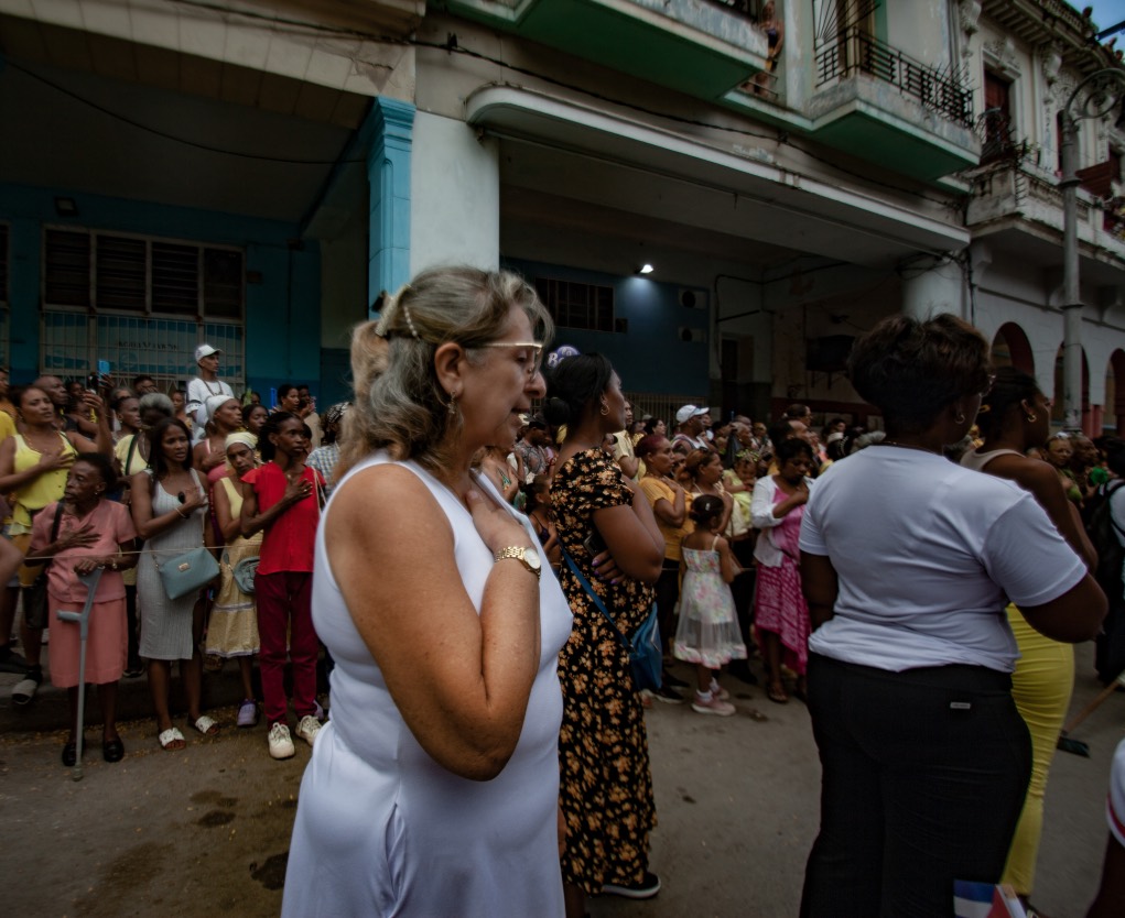 Rezos durante el recorrido. Celebración de la Virgen de la Caridad del Cobre; La Habana, septiembre de 2026