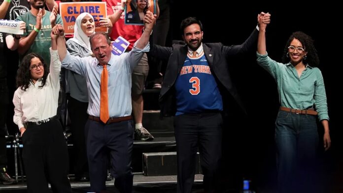 Candidatos progresistas al Congreso por Nueva York (Claire Valdez, Brad Lander y Darializa Avila-Chevalier) junto al alcalde Zorhan Mamdani. King's Theater, NYC, el 18 de junio de 2026.