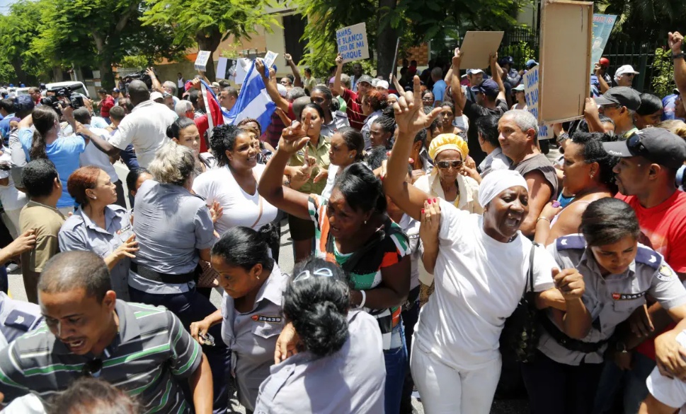 Represión contra Las Damas de Blanco / Foto: AP/ Desmond Boylan.