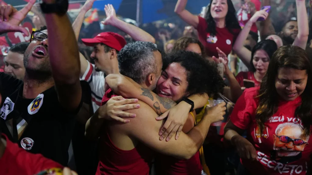 Brasileños celebran la victoria de Lula / Foto: AP