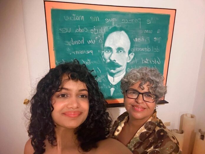 La influencer y opositora cubana Anna Bensi junto a su madre, Caridad Silvestre