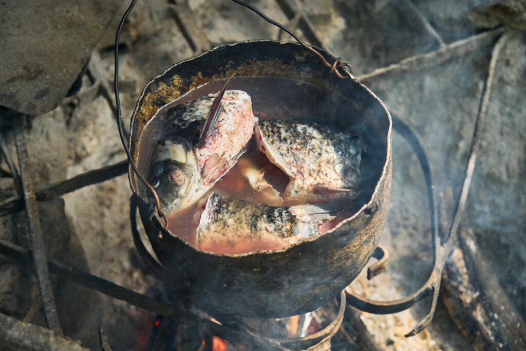 Cocinando el pescado / Foto: David López