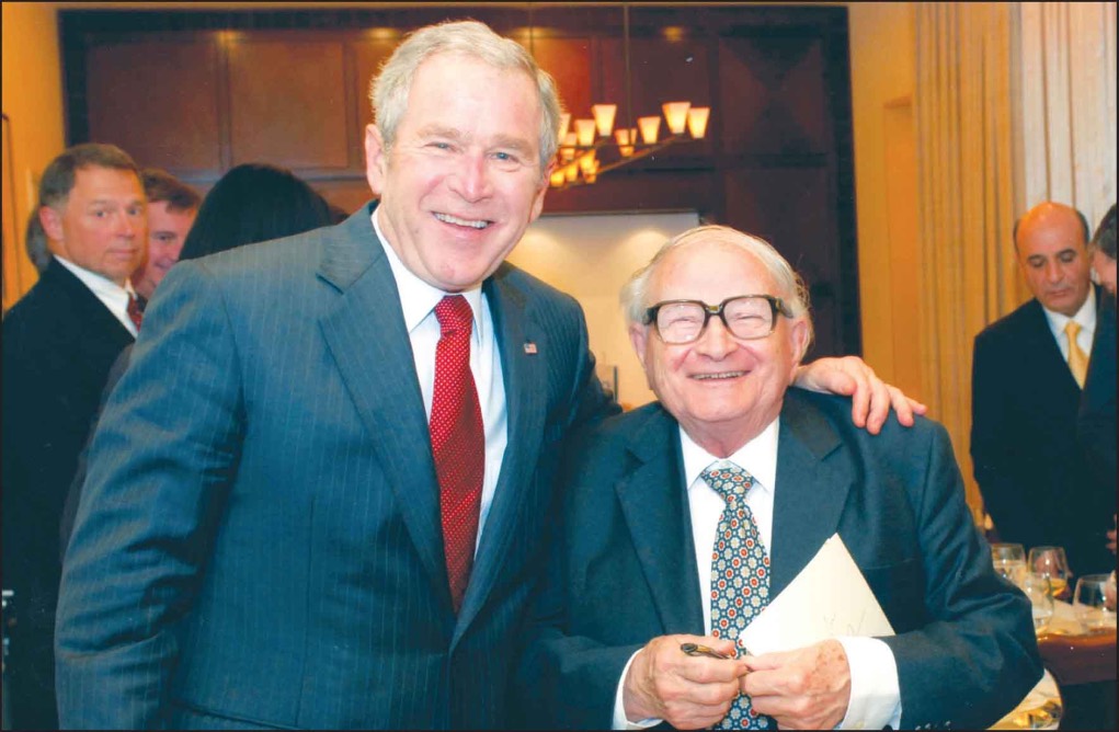 Rafi Eitan junto a George W. Bush, presidente de Estados Unidos (2001-2009)