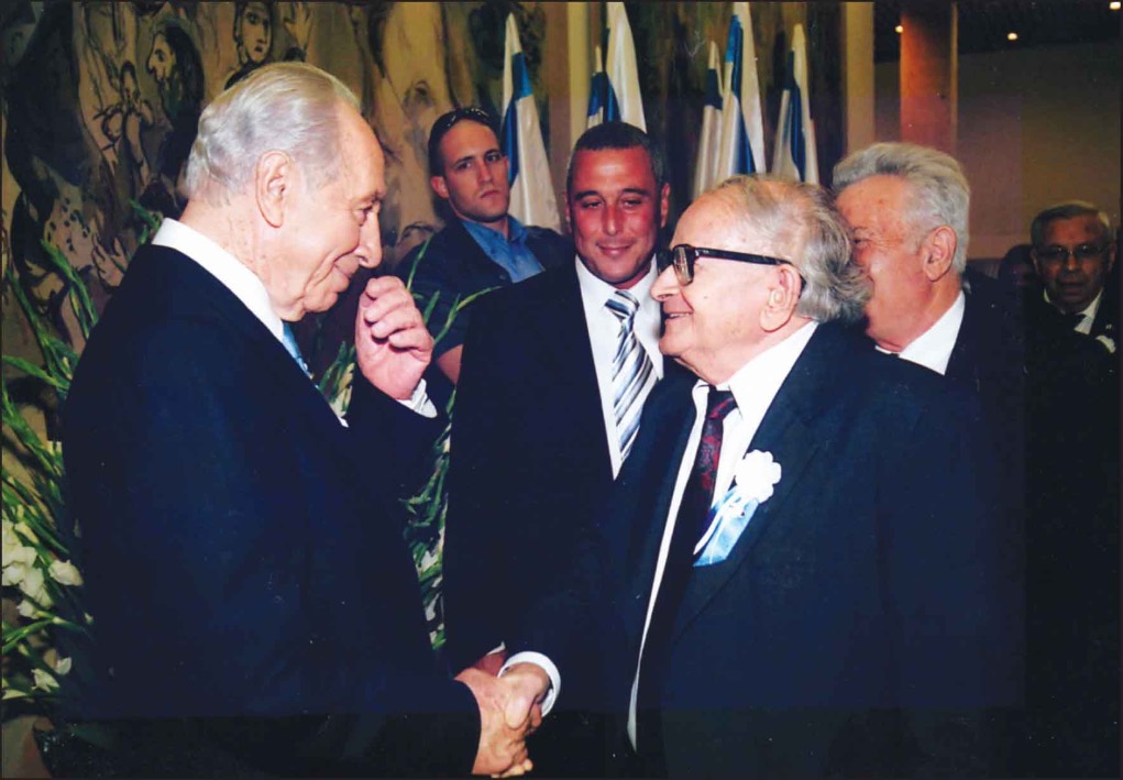 Rafi Eitan junto a Shimon Pires, primer ministro (1984-1986; 1995-1996) y presidente israelí (2007-2014)