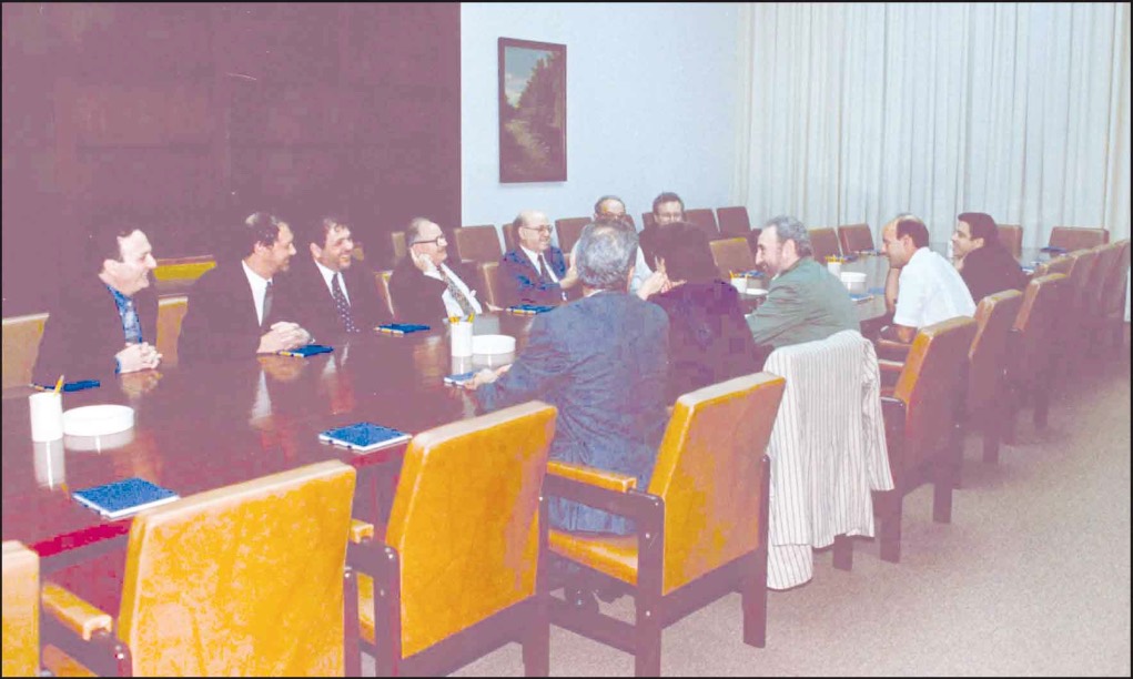 Negociaciones en La Habana. Rafi Eitan sentado justo frente a Fidel Castro