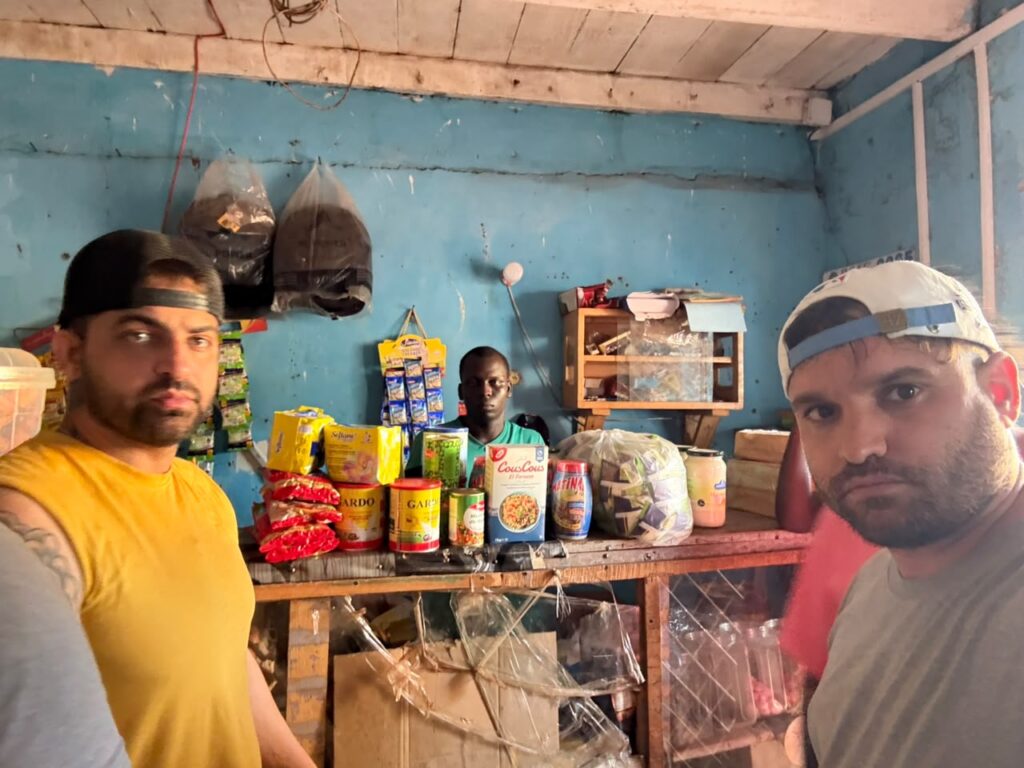 Cubanos en la República Centroafricana, de compras / Foto de cortesía