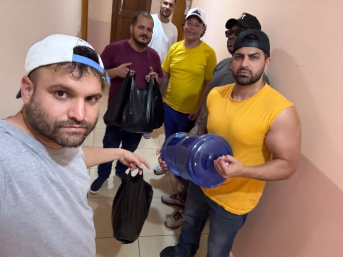 Migrantes cubanos deportados a África reparten ayuda / Foto de cortesía