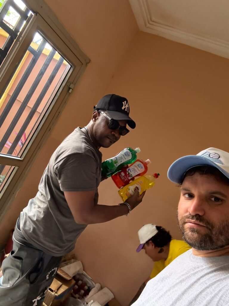 Cubanos deportados a África comprar insumos para repartir / Foto de cortesía