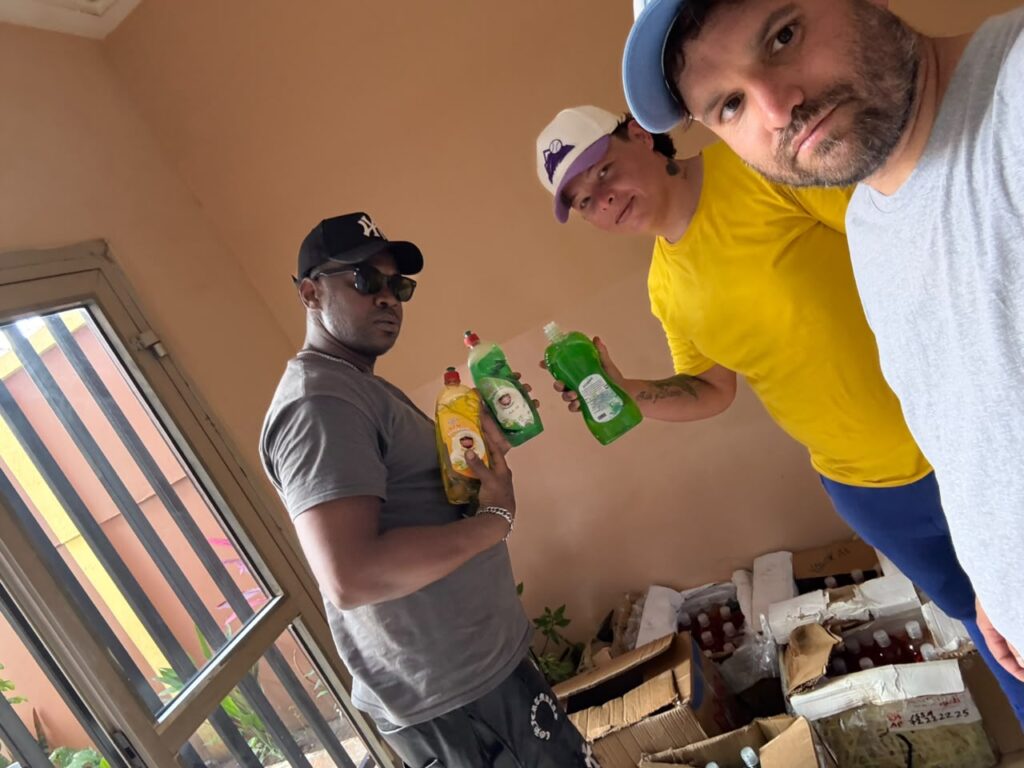 Cubanos deportados a África comprar insumos para repartir / Foto de cortesía