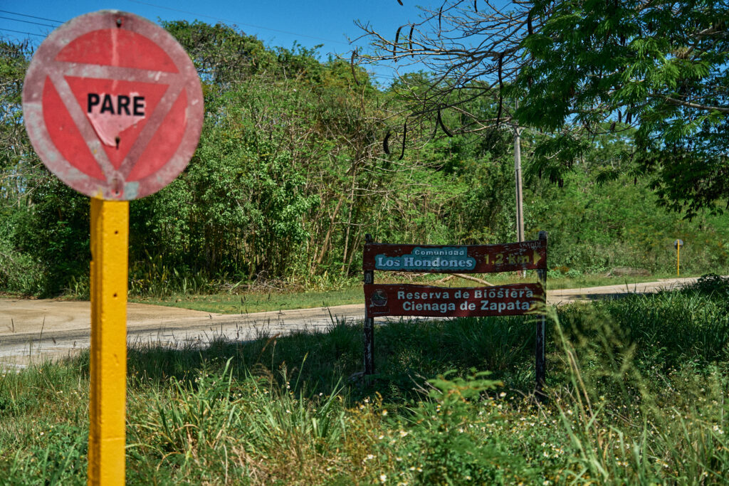 Cartel que da la bienvenida a la comunidad.