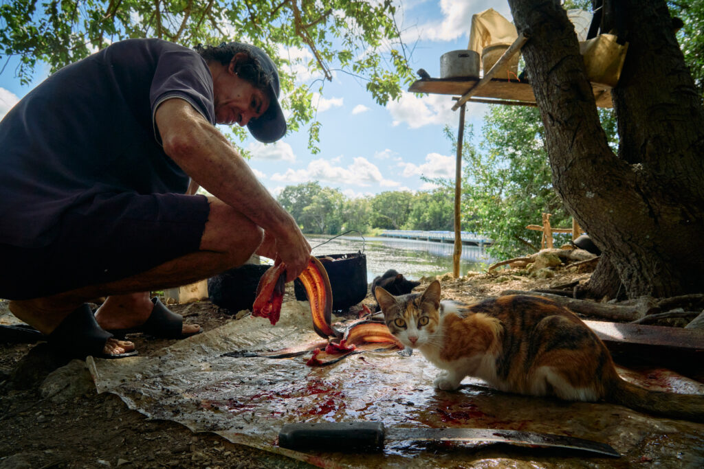 Eulogio prepara los pescados para cocinar.