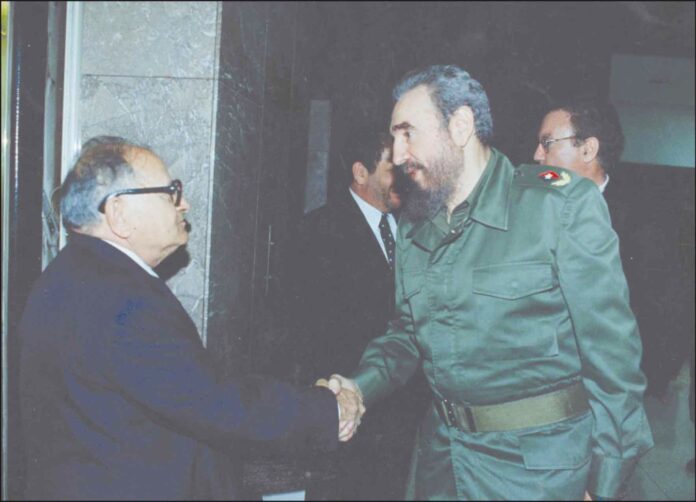 Rafi Eitan y Fidel Castro en La Habana