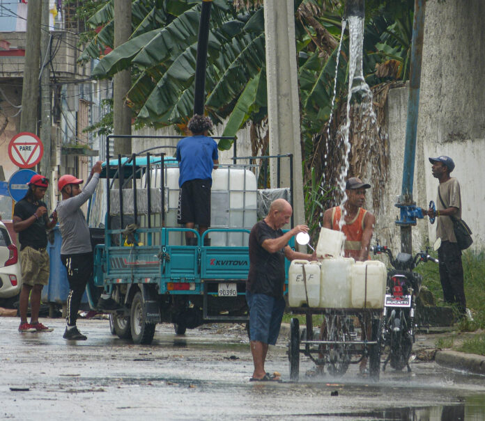 Cubanos a la caza del agua / Foto de cortesía