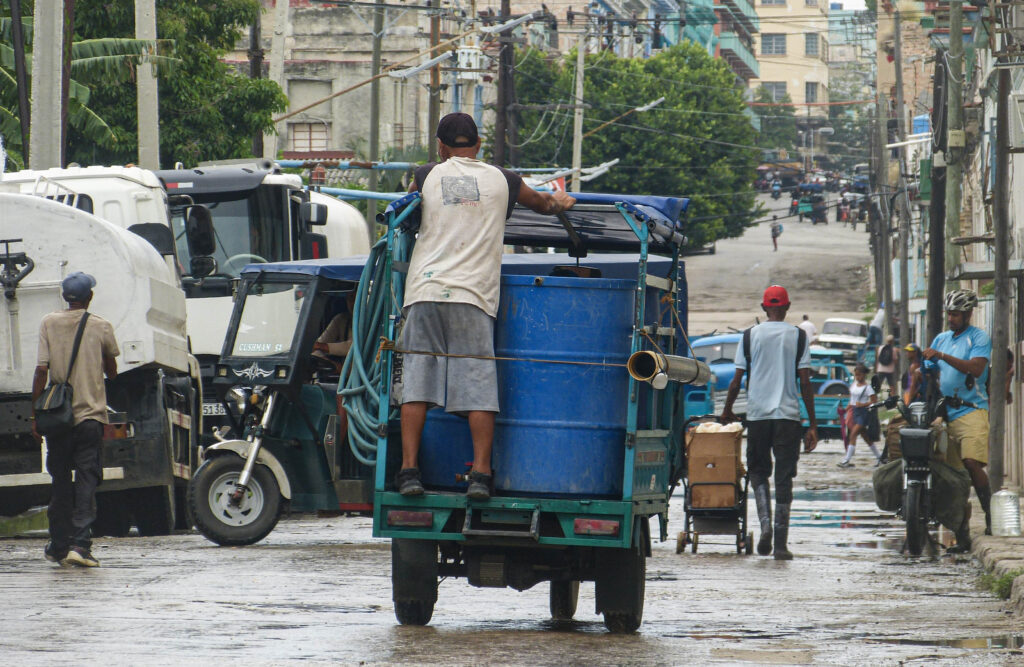 Cubanos llenan tanques de agua / Foto de cortesía