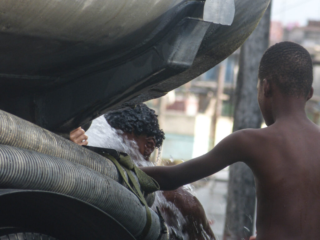 Pipas de agua en los barrios de Cuba / Foto de cortesía