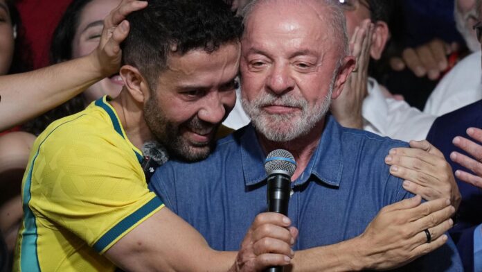 Andre Janones y Lula, tras la victoria / Foto: AP